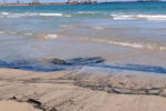 Una taca de carbó en suspensió alerta els banyistes de la platja de la Pineda