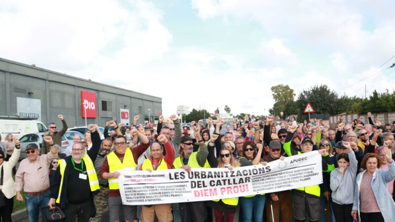 Tallen la carretera del Catllar per demanar millores en urbanitzacions