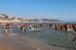 Vídeo: centenars de persones acomiaden l’any banyant-se a la platja del Miracle de Tarragona